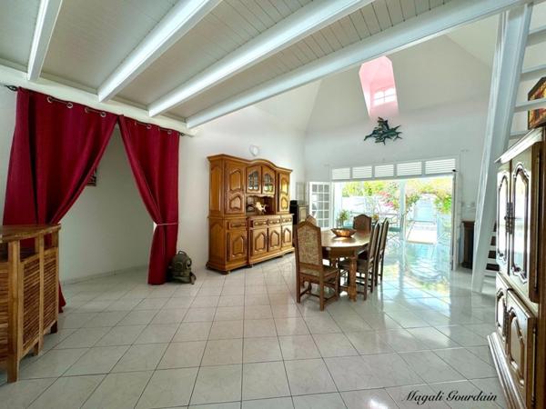 À VENDRE – VILLA DE CHARME AVEC PISCINE & ANNEXES – SAINT-FRANÇOIS