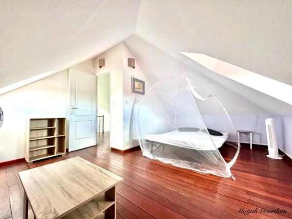 À VENDRE – VILLA DE CHARME AVEC PISCINE & ANNEXES – SAINT-FRANÇOIS