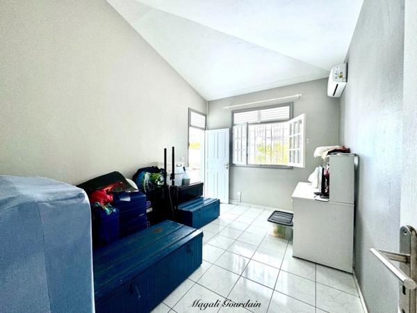 À VENDRE – VILLA DE CHARME AVEC PISCINE & ANNEXES – SAINT-FRANÇOIS