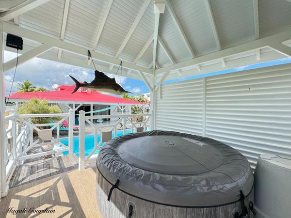 À VENDRE – VILLA DE CHARME AVEC PISCINE & ANNEXES – SAINT-FRANÇOIS