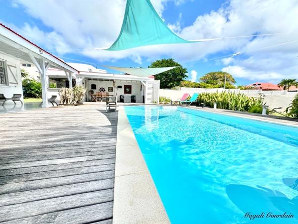 À VENDRE – VILLA DE CHARME AVEC PISCINE & ANNEXES – SAINT-FRANÇOIS