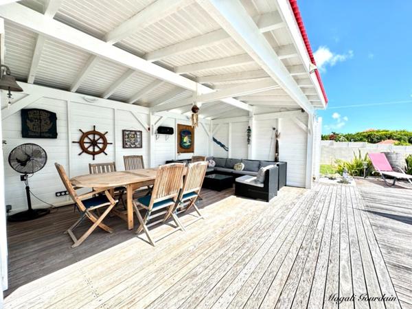 À VENDRE – VILLA DE CHARME AVEC PISCINE & ANNEXES – SAINT-FRANÇOIS