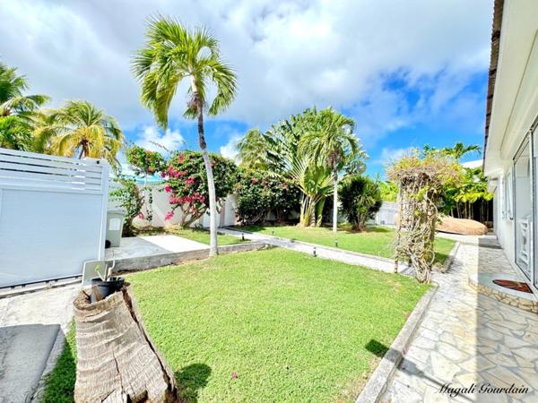 À VENDRE – VILLA DE CHARME AVEC PISCINE & ANNEXES – SAINT-FRANÇOIS