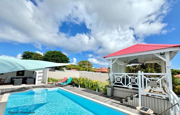 À VENDRE – VILLA DE CHARME AVEC PISCINE & ANNEXES – SAINT-FRANÇOIS