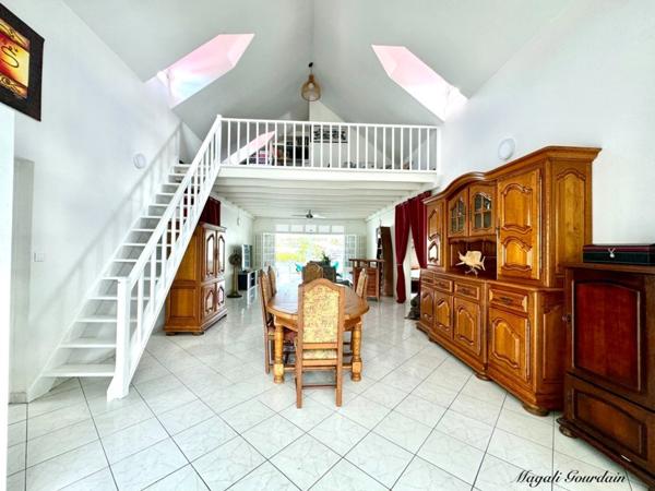 À VENDRE – VILLA DE CHARME AVEC PISCINE & ANNEXES – SAINT-FRANÇOIS