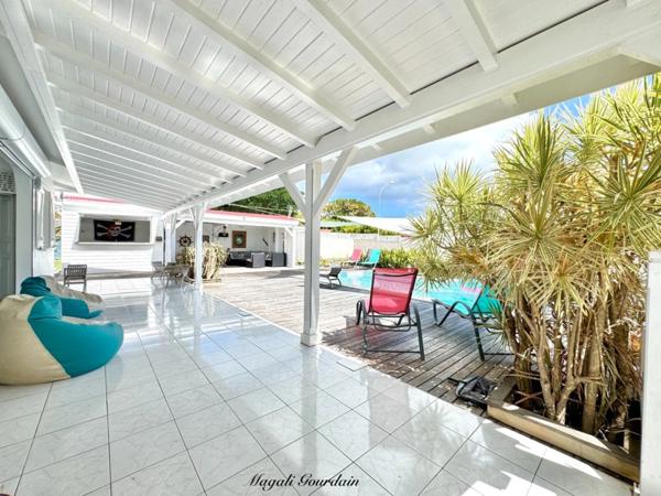 À VENDRE – VILLA DE CHARME AVEC PISCINE & ANNEXES – SAINT-FRANÇOIS