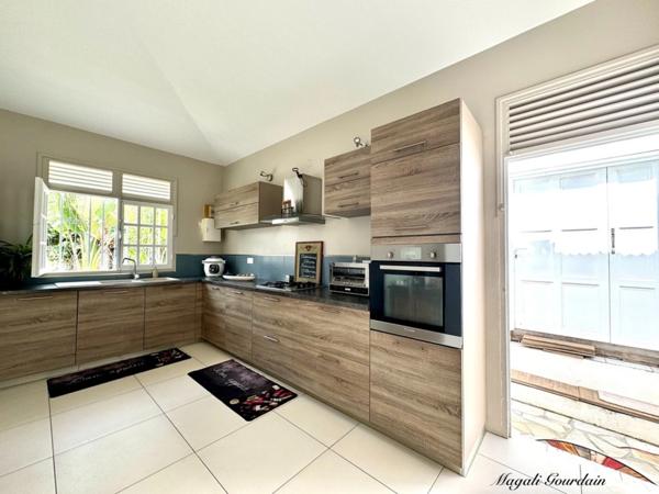 À VENDRE – VILLA DE CHARME AVEC PISCINE & ANNEXES – SAINT-FRANÇOIS
