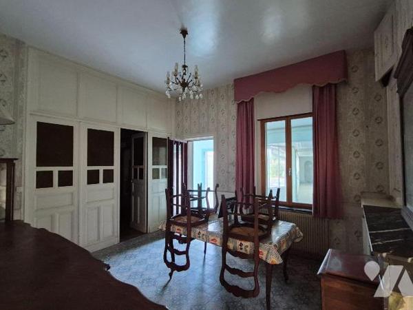 Merville: Immeuble mixte commerce / habitation.

POTENTIEL EXCEPTIONNEL ! 

Le rez de chaus...