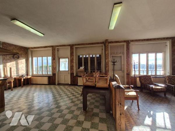 Merville: Immeuble mixte commerce / habitation.

POTENTIEL EXCEPTIONNEL ! 

Le rez de chaus...