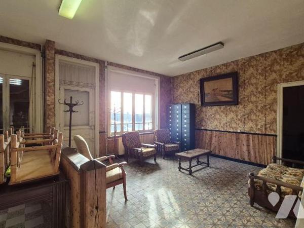 Merville: Immeuble mixte commerce / habitation.

POTENTIEL EXCEPTIONNEL ! 

Le rez de chaus...