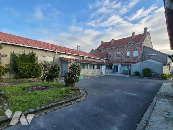 Merville: Immeuble mixte commerce / habitation.

POTENTIEL EXCEPTIONNEL ! 

Le rez de chaus...