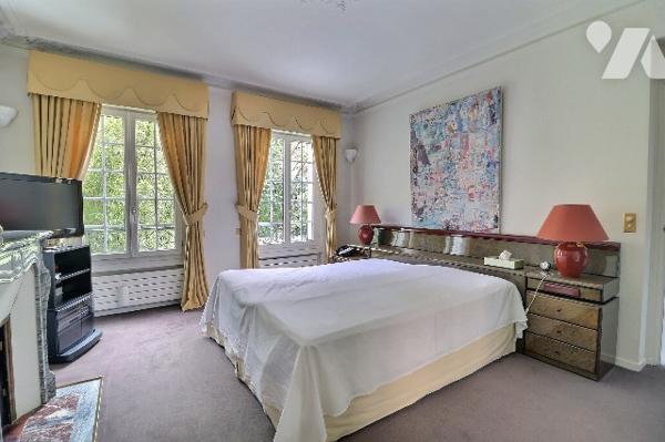 NOTAIRE VEND –  HÔTEL PARTICULIER AVEC JARDIN , PISCINE & MAISON DE GARDIEN