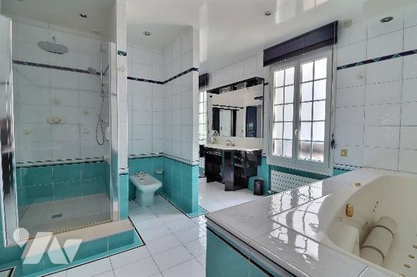 NOTAIRE VEND –  HÔTEL PARTICULIER AVEC JARDIN , PISCINE & MAISON DE GARDIEN