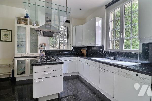 NOTAIRE VEND –  HÔTEL PARTICULIER AVEC JARDIN , PISCINE & MAISON DE GARDIEN