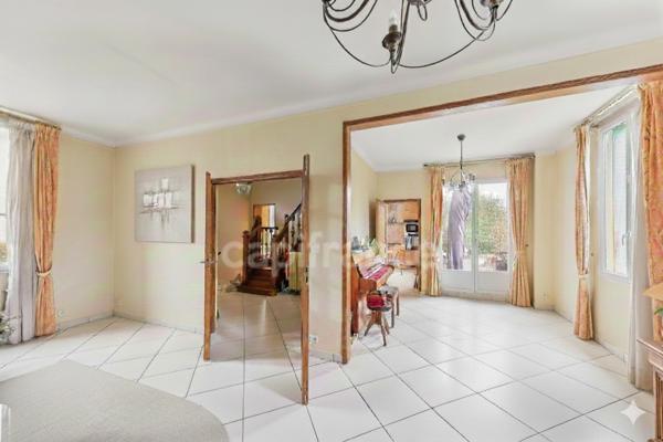 Maison familiale de charme – 6 chambres, jardin arboré, dépendance et RER C à pied