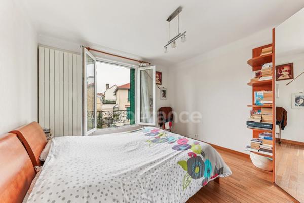 Maison familiale de charme – 6 chambres, jardin arboré, dépendance et RER C à pied
