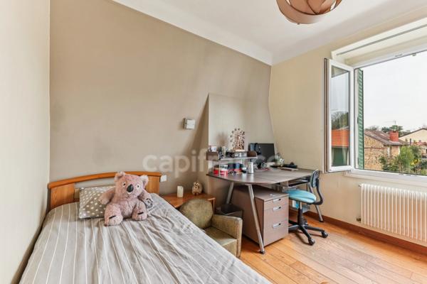 Maison familiale de charme – 6 chambres, jardin arboré, dépendance et RER C à pied