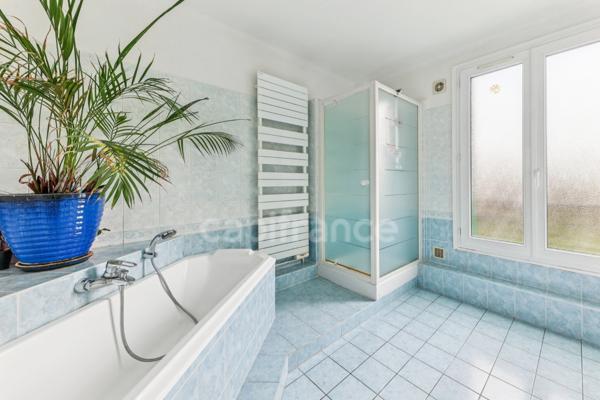 Maison familiale de charme – 6 chambres, jardin arboré, dépendance et RER C à pied