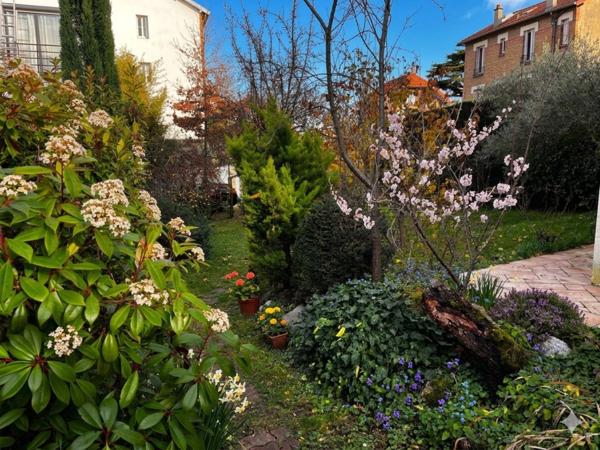 Maison familiale de charme – 6 chambres, jardin arboré, dépendance et RER C à pied