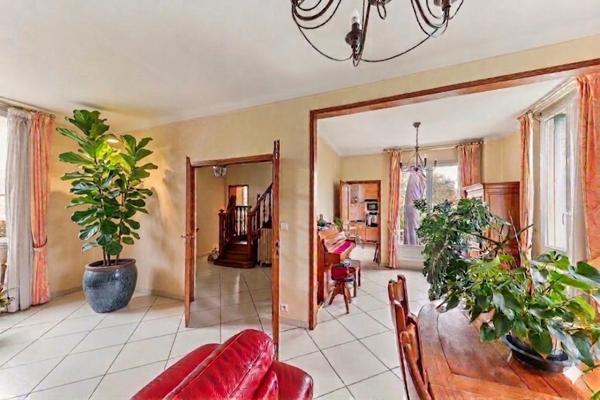 Maison familiale de charme – 6 chambres, jardin arboré, dépendance et RER C à pied
