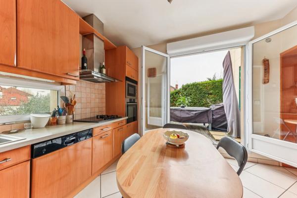 Maison familiale de charme – 6 chambres, jardin arboré, dépendance et RER C à pied