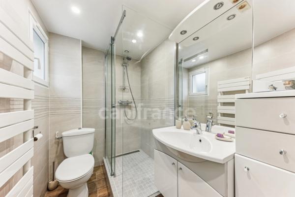 Maison familiale de charme – 6 chambres, jardin arboré, dépendance et RER C à pied