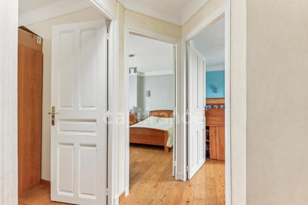 Maison familiale de charme – 6 chambres, jardin arboré, dépendance et RER C à pied