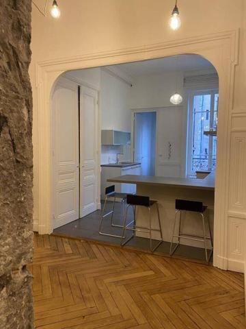 SUPERBE F2 DANS IMMEUBLE ANCIEN