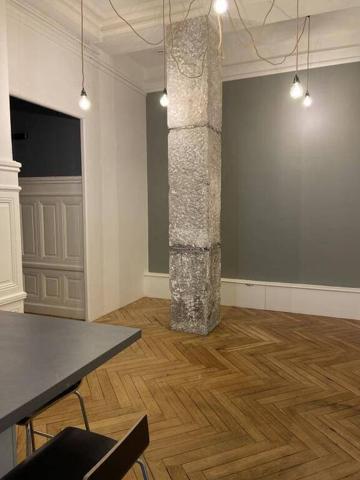 SUPERBE F2 DANS IMMEUBLE ANCIEN