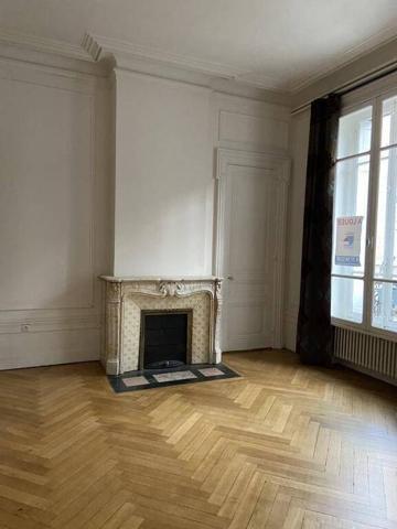 SUPERBE F2 DANS IMMEUBLE ANCIEN