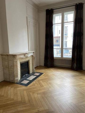 SUPERBE F2 DANS IMMEUBLE ANCIEN