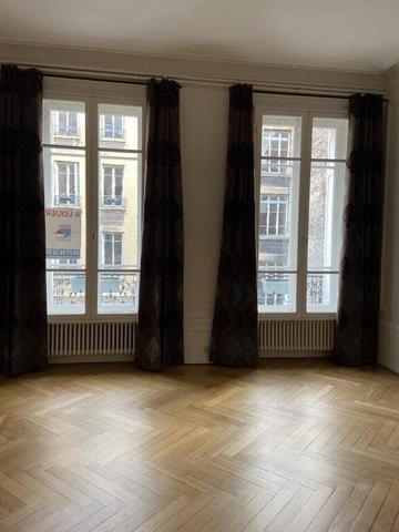 SUPERBE F2 DANS IMMEUBLE ANCIEN