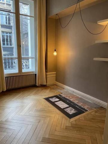 SUPERBE F2 DANS IMMEUBLE ANCIEN