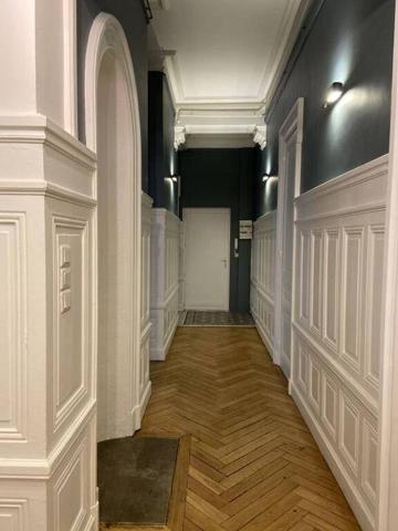 SUPERBE F2 DANS IMMEUBLE ANCIEN