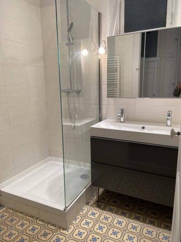 SUPERBE F2 DANS IMMEUBLE ANCIEN