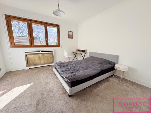 Immeuble
                                                                                                                                                
                                                                                                                                                
                                                                                                                                                
                                                    
                                                                                                                                                                                                                                                                                                                        261  m²