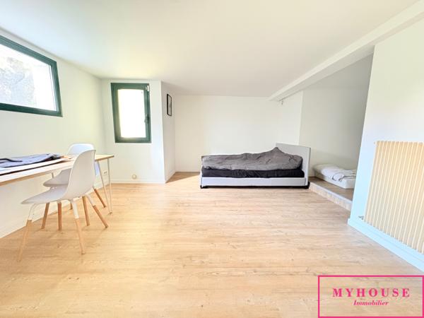 Immeuble
                                                                                                                                                
                                                                                                                                                
                                                                                                                                                
                                                    
                                                                                                                                                                                                                                                                                                                        261  m²