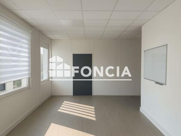 Location Local commercial 1 pièce 50 m² - 09 RUE CHAUSSEE JULES CESAR HALL 322 Osny 95520