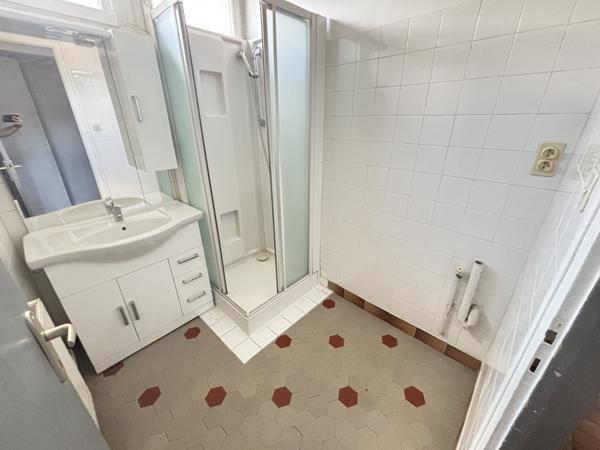 T2 + CAVE CLUSES CENTRE VILLE