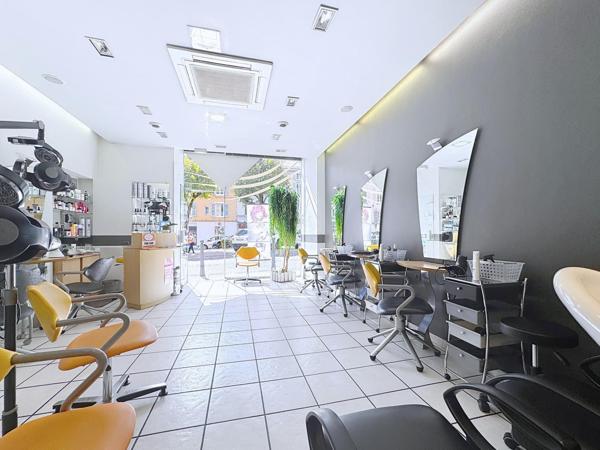 Salon de coiffure équipé, emplacement privilégié, 30 ans d'existence avec clientèle fidèle