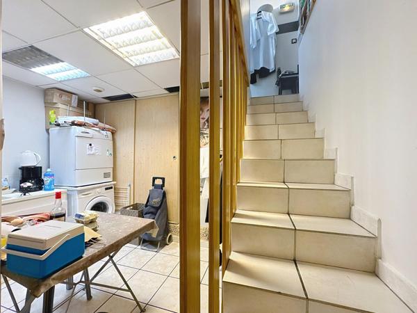 Salon de coiffure équipé, emplacement privilégié, 30 ans d'existence avec clientèle fidèle