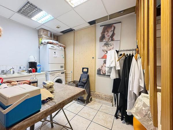 Salon de coiffure équipé, emplacement privilégié, 30 ans d'existence avec clientèle fidèle