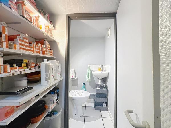 Salon de coiffure équipé, emplacement privilégié, 30 ans d'existence avec clientèle fidèle