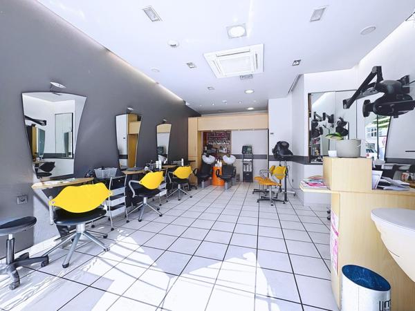 Salon de coiffure équipé, emplacement privilégié, 30 ans d'existence avec clientèle fidèle