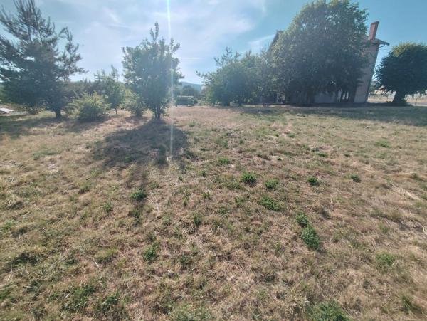 propriété avec grand terrain et atelier