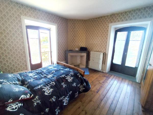 propriété avec grand terrain et atelier