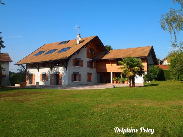 Dpt Haute Savoie (74), à vendre ARTHAZ PONT NOTRE DAME propriété de deux maisons, une de 9 pièces et une de 4 pièces, terrain de 2700 m²