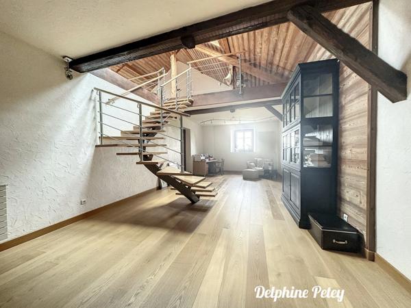 Dpt Haute Savoie (74), à vendre ARTHAZ PONT NOTRE DAME propriété de deux maisons, une de 9 pièces et une de 4 pièces, terrain de 2700 m²