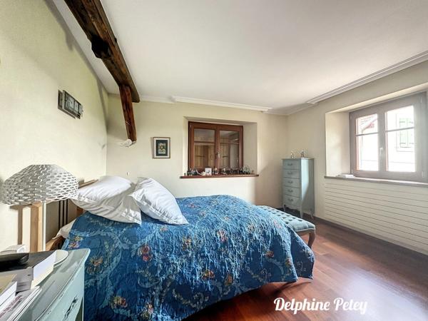 Dpt Haute Savoie (74), à vendre ARTHAZ PONT NOTRE DAME propriété de deux maisons, une de 9 pièces et une de 4 pièces, terrain de 2700 m²