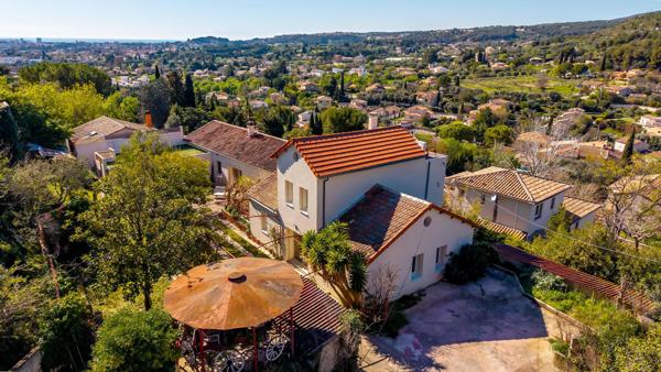 Chateau gombert (13013) Villa familiale T9 avec beaucoup de charme entre Château-Gombert et Plan-de-Cuques, 240m2 sur 1400m2 de jardin